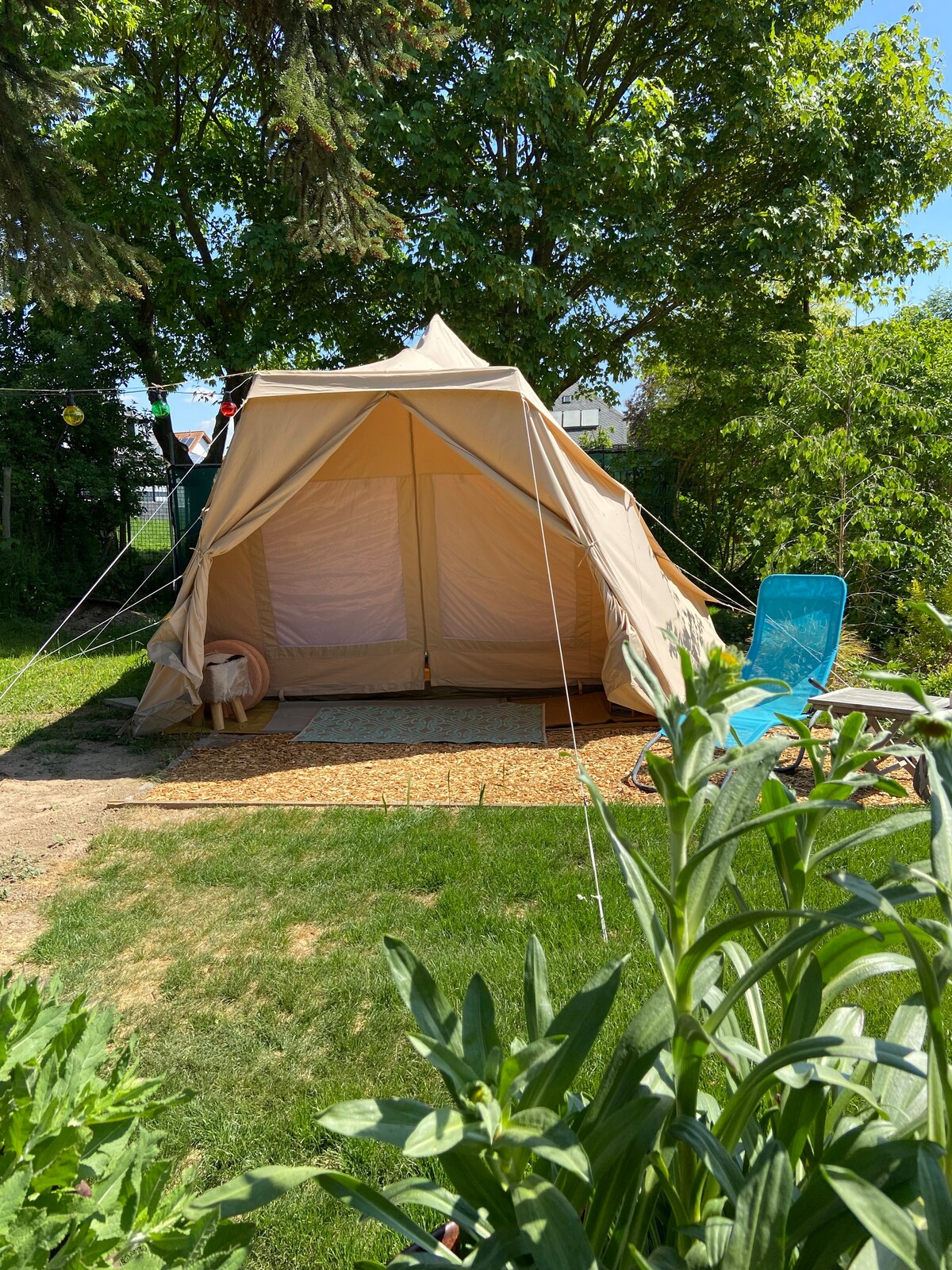花园里的豪华露营帐篷