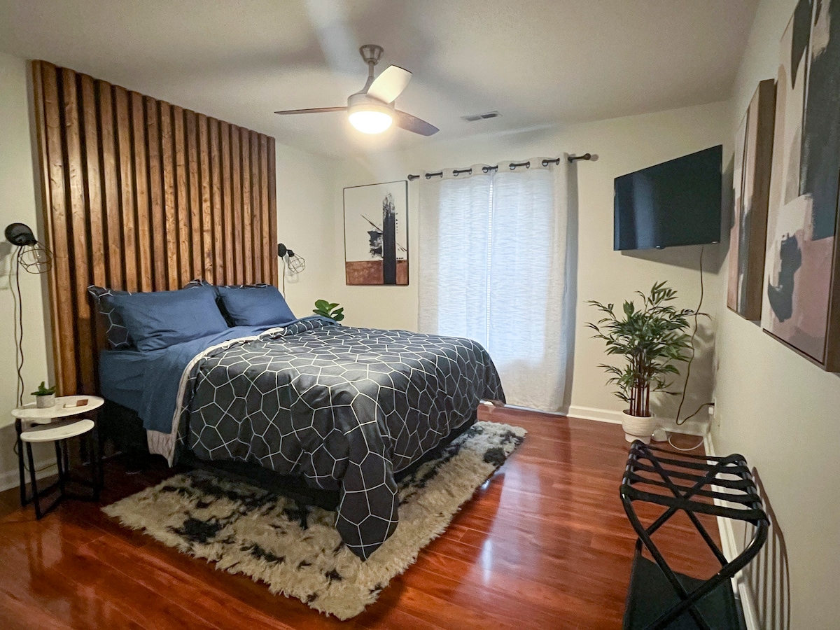 Modern 3B/2Ba Condo- Sleeps 6, near Civic Center