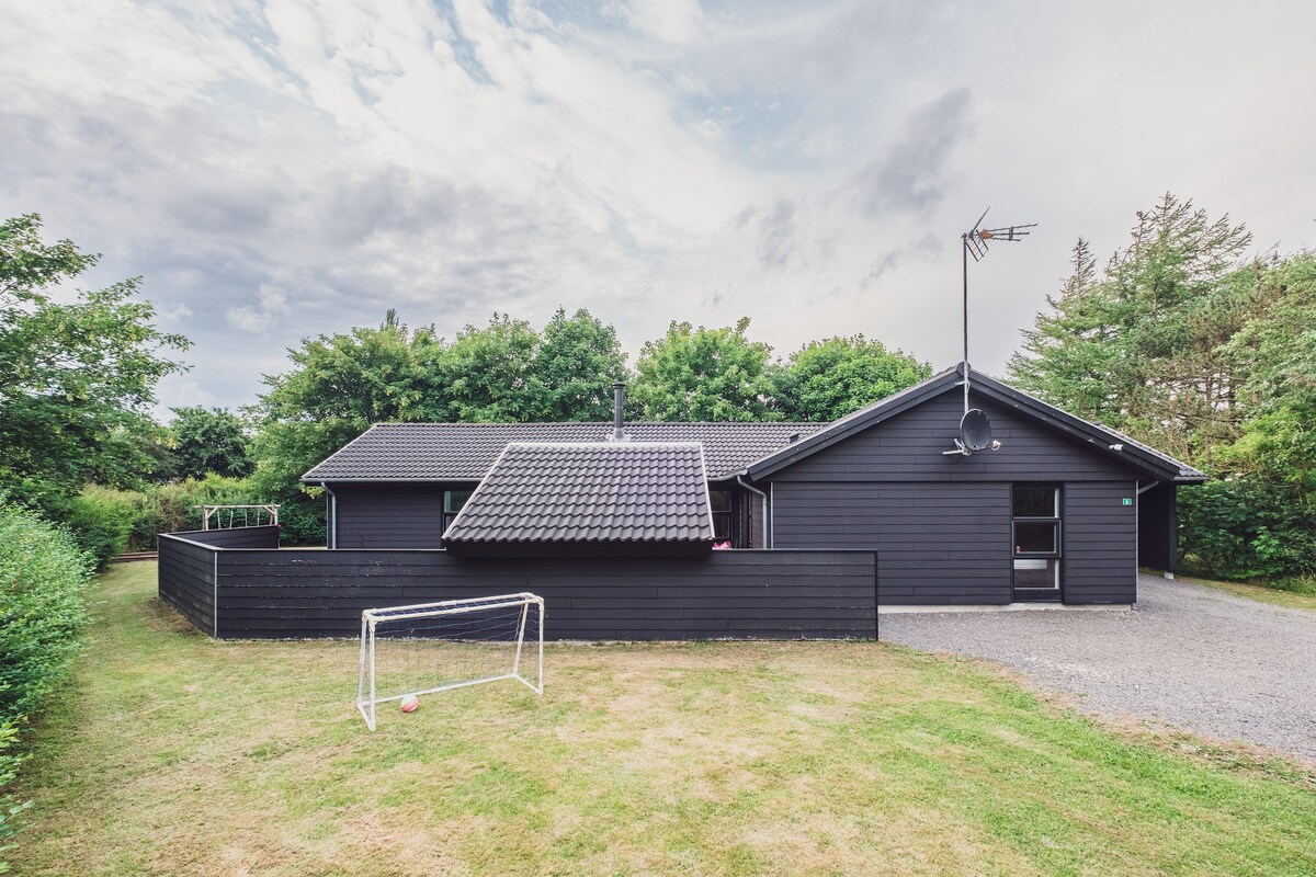 Sommerhus med pool i Jegum, tæt på Vesterhavet