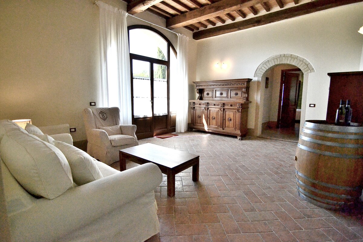 Big ground floor tuscan apartment, shared pool!