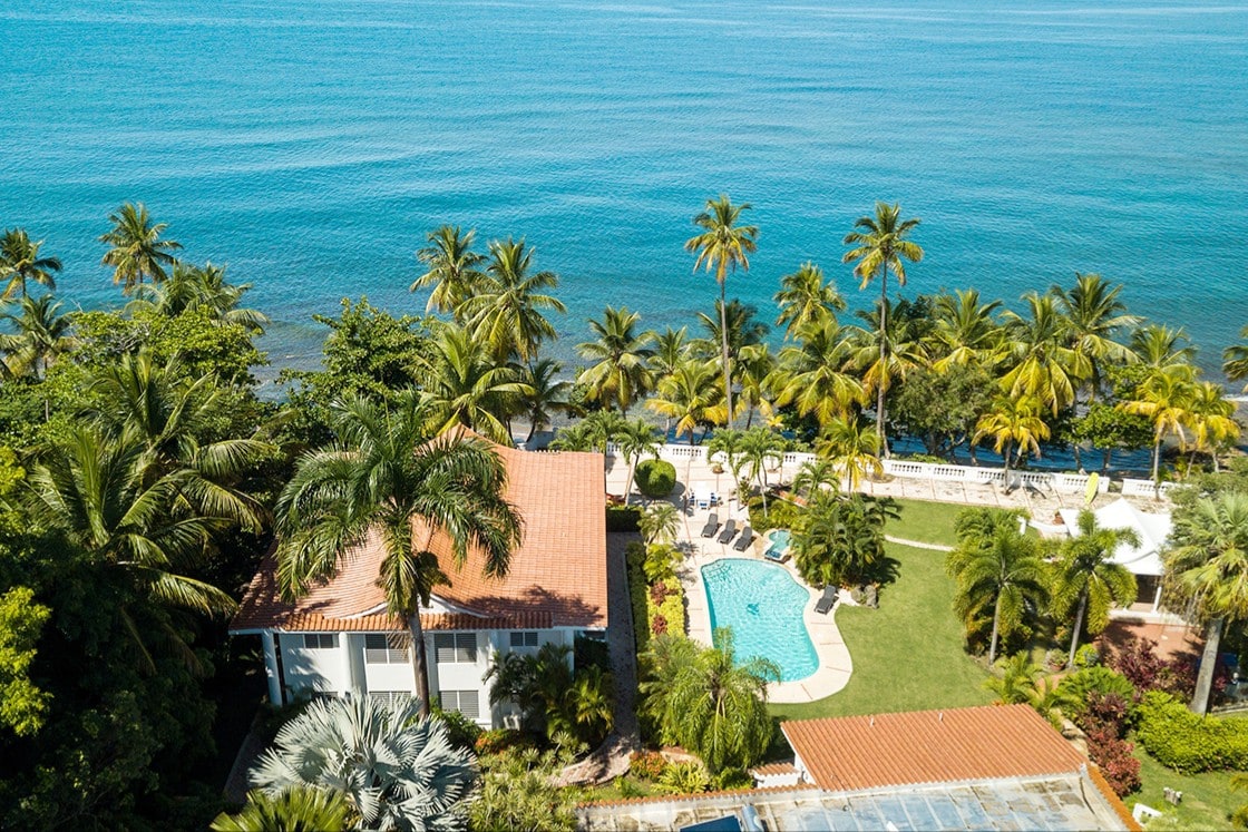 恩塞纳达别墅（ Villa Ensenada ）主屋：位于Dogmans海滩和泳池上