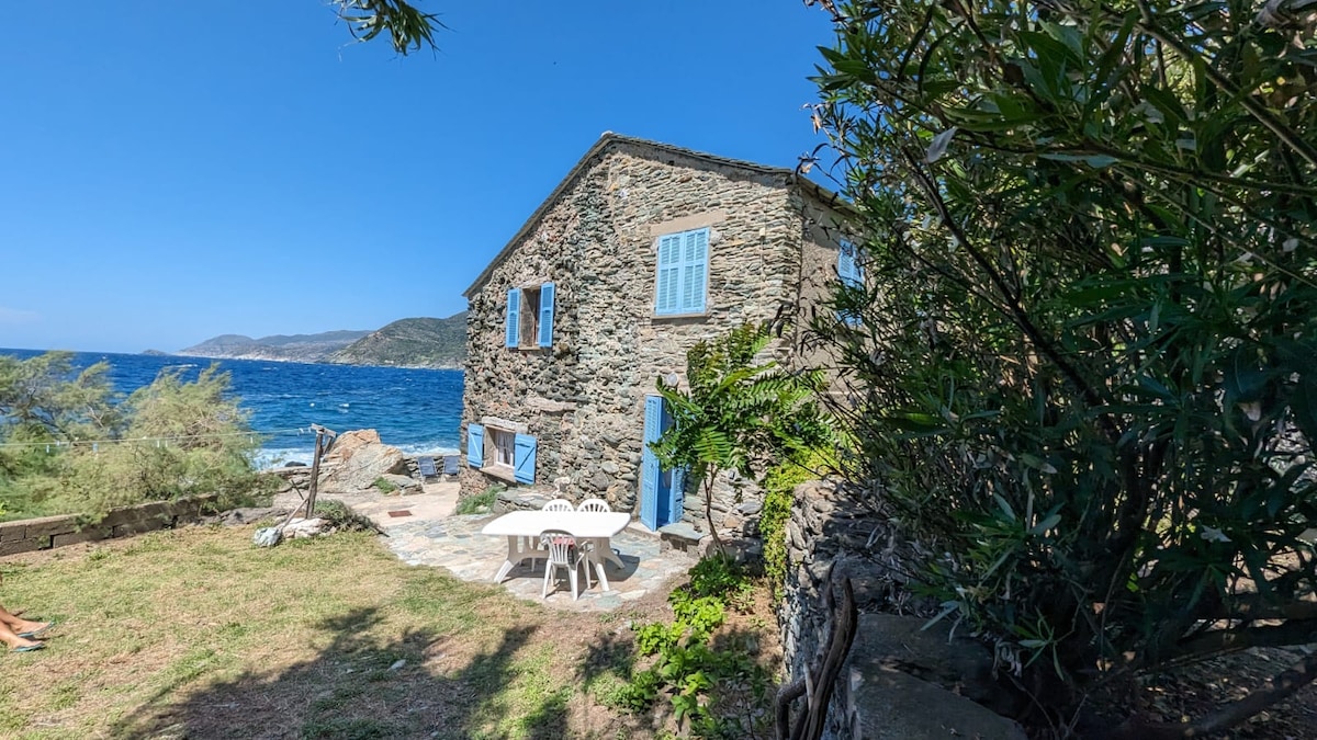 U Magazinu, maison de pêcheur les pieds dans l'eau