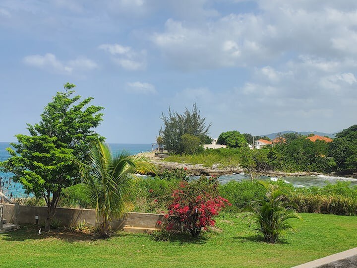 València Retreat: Southsea's 2BR Jamaican Oasis