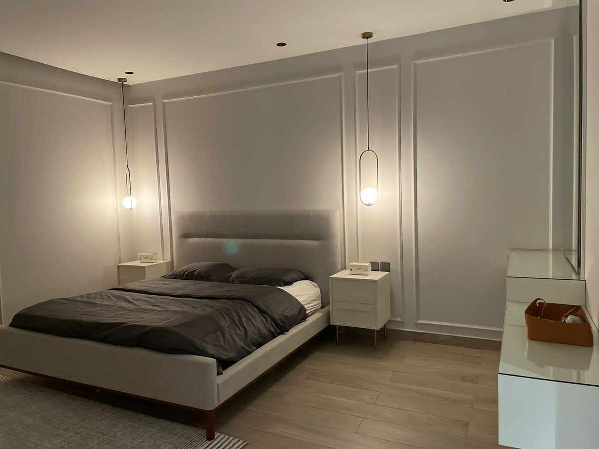 Luxurious Three-bedroom Apartment