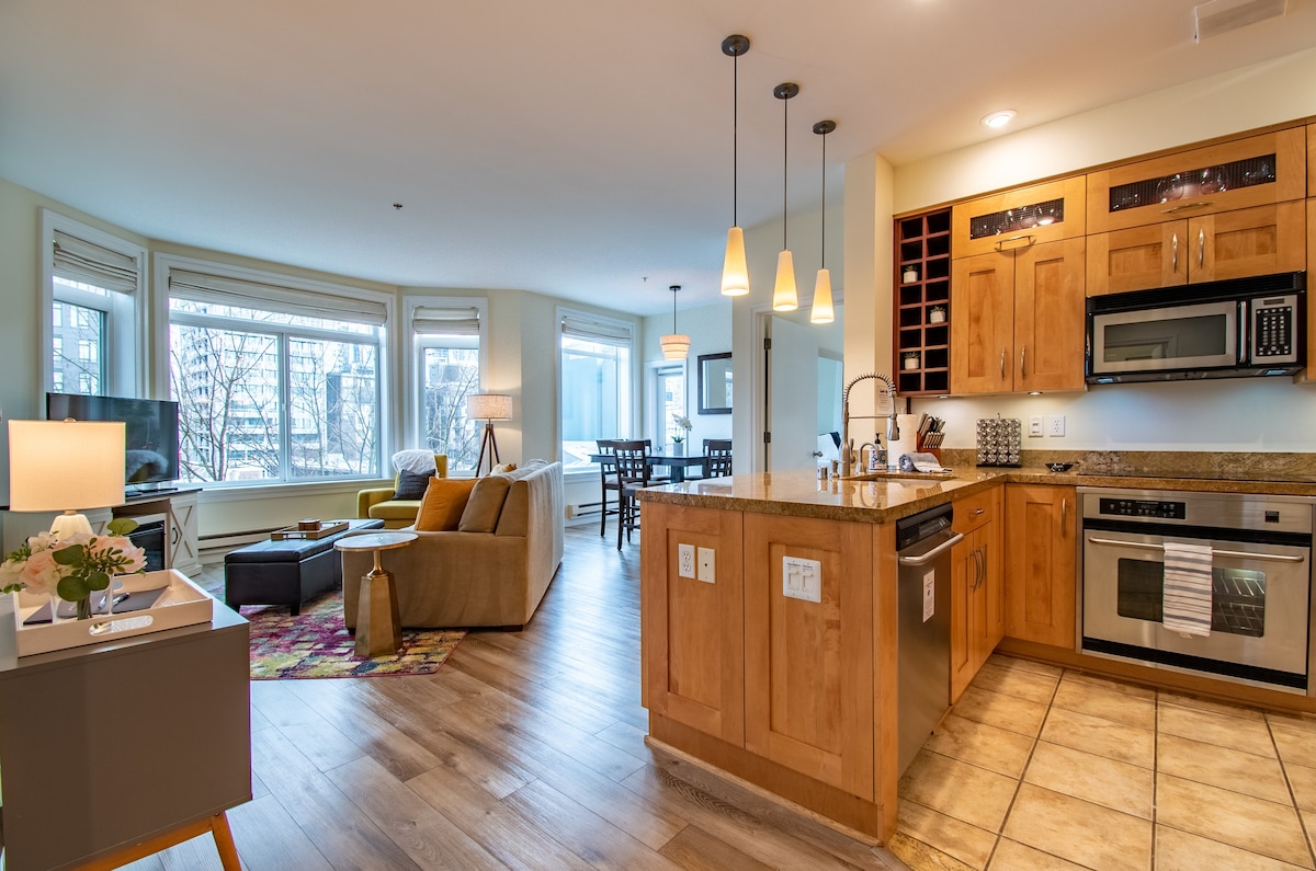 Spectacular 2BR 2BA in Heart of Seattle! +Pool/Pkg