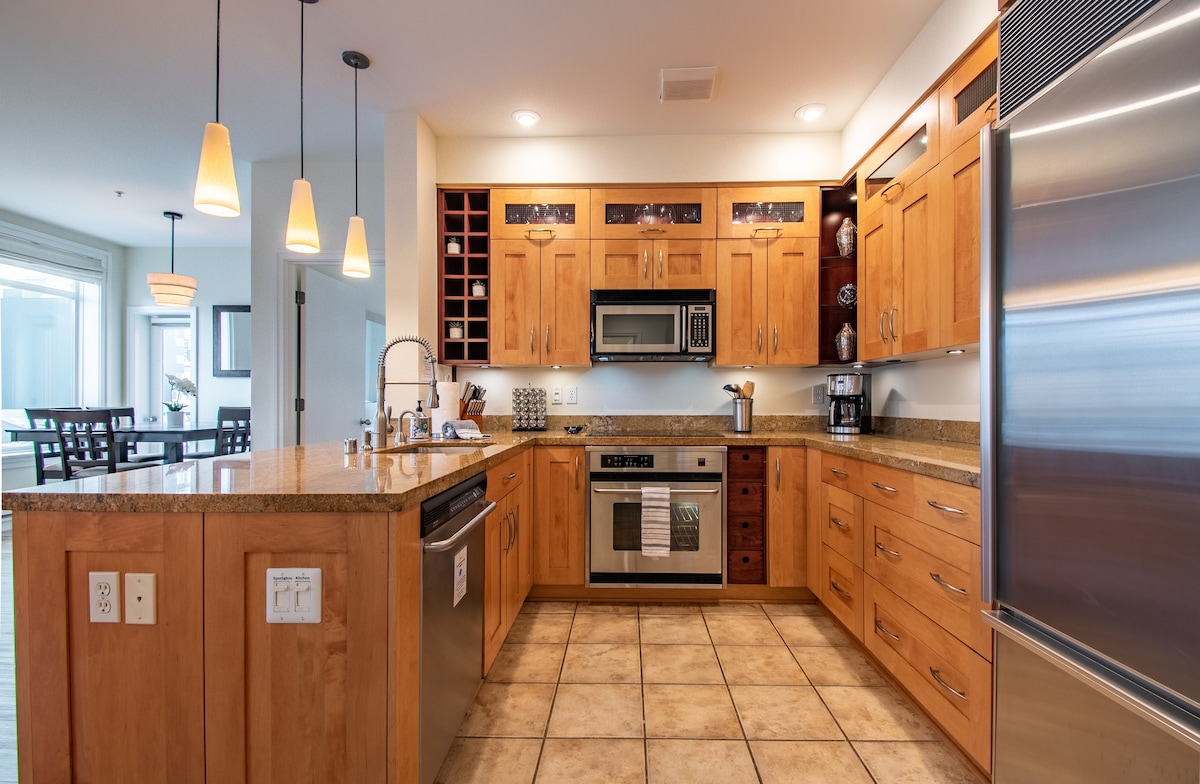 Spectacular 2BR 2BA in Heart of Seattle! +Pool/Pkg