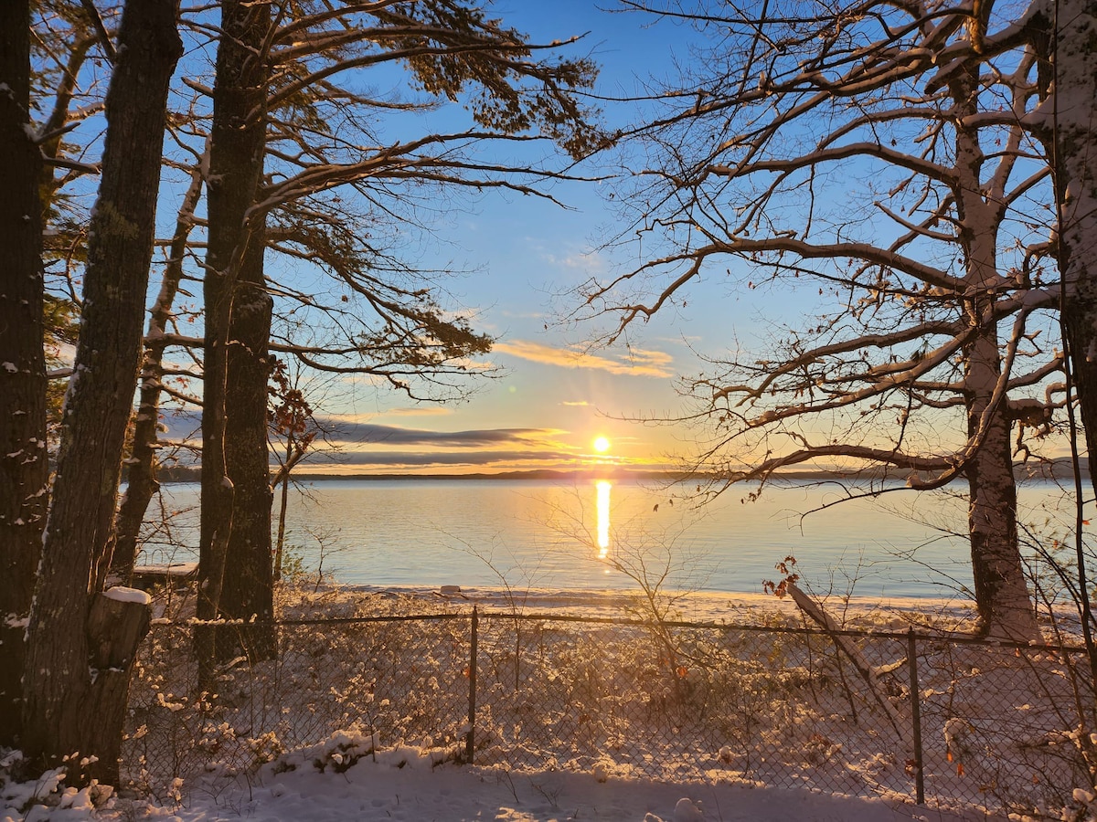 The Raymond Cottage with beach access sebago lake