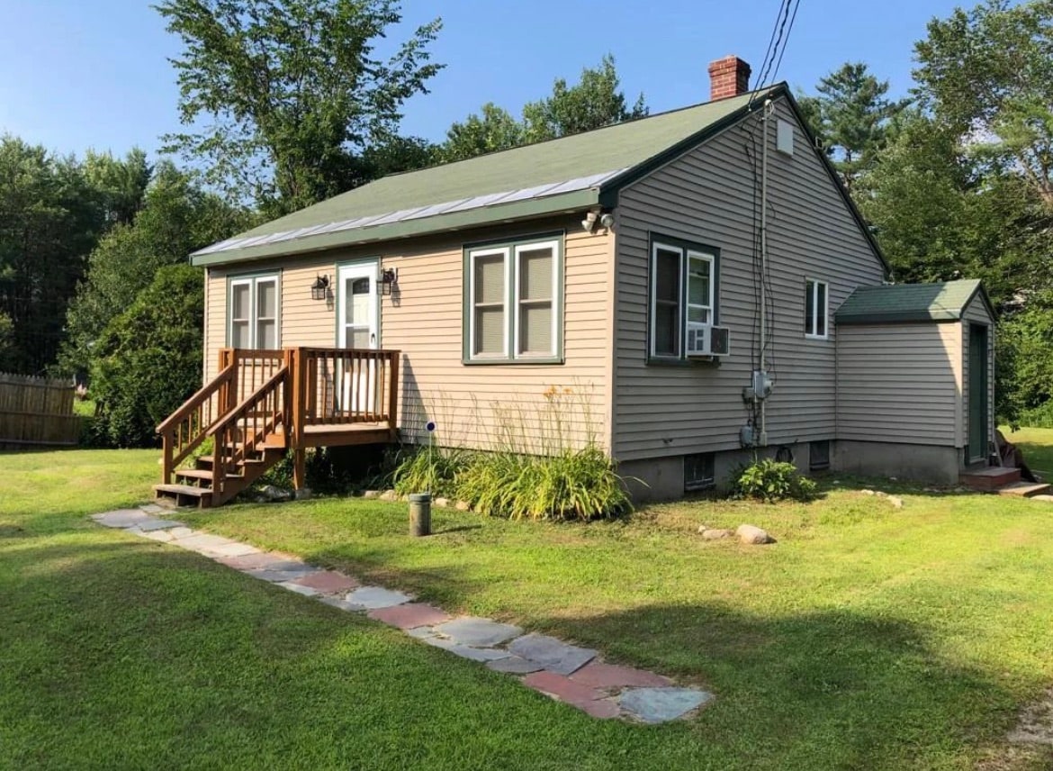 The Raymond Cottage with beach access sebago lake