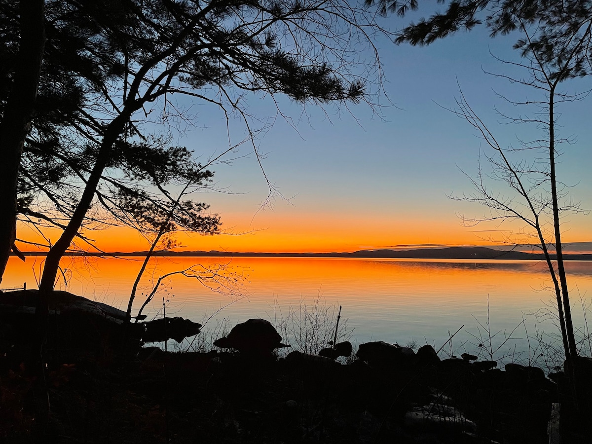 The Raymond Cottage with beach access sebago lake