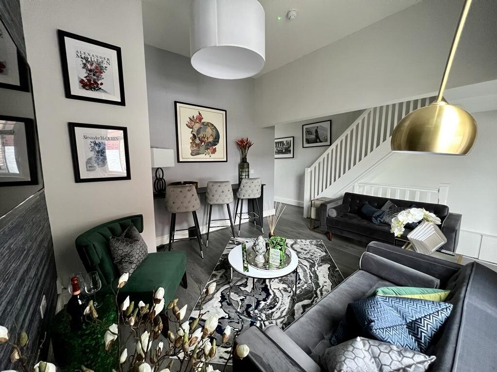 Stunning Town House, Sleeps 12 | Pass the Keys