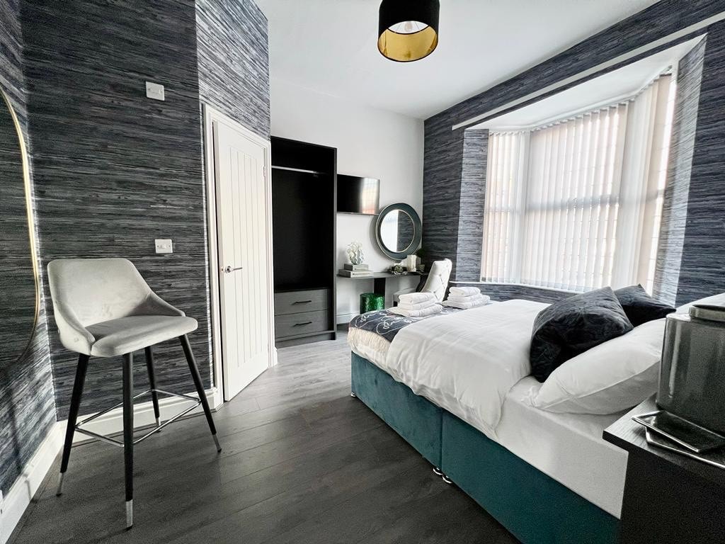 Stunning Town House, Sleeps 12 | Pass the Keys