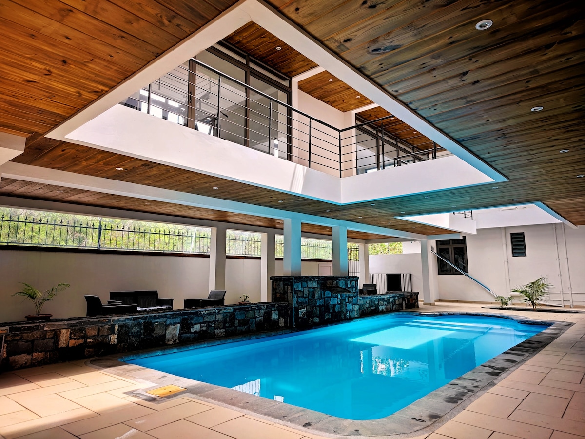 现代2居室公寓，带游泳池和健身房