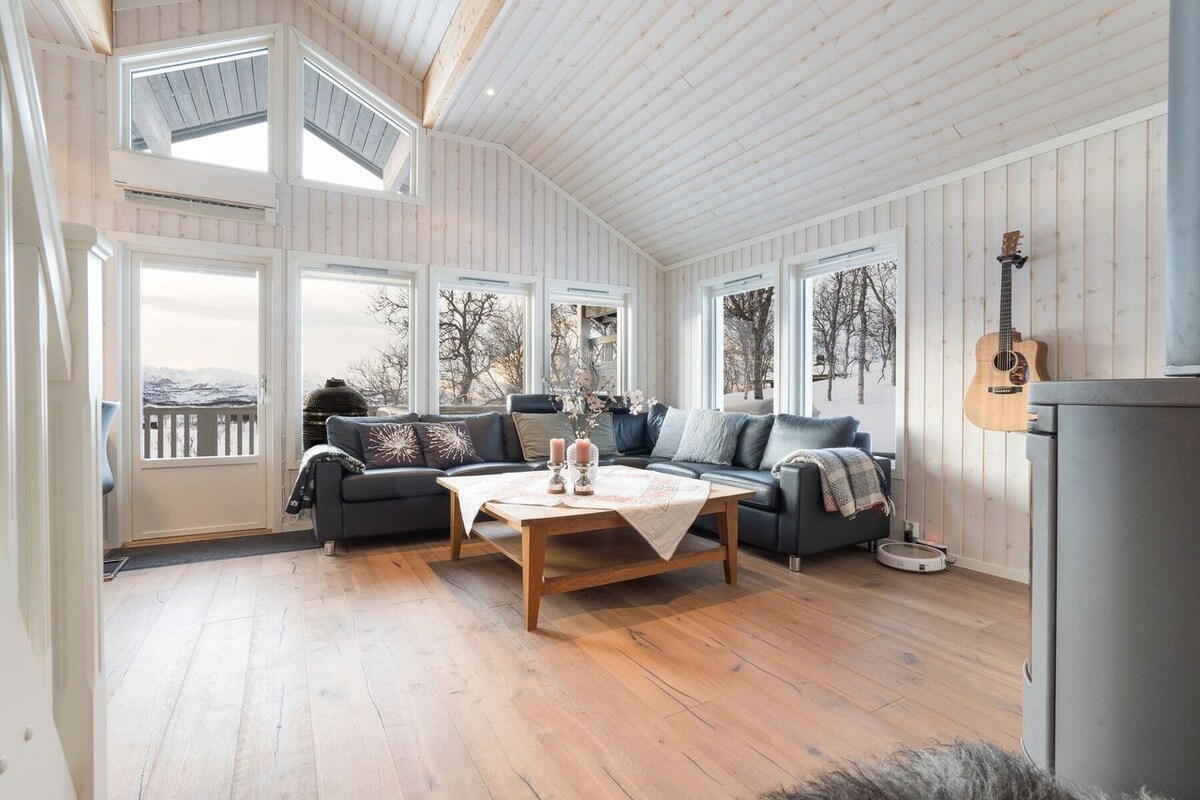 带热水浴缸的小木屋， Øse上有3个睡眠和阁楼。