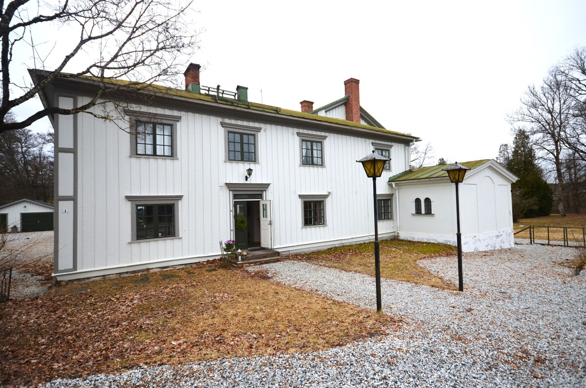 Herregård med stor park. Separat fløy.