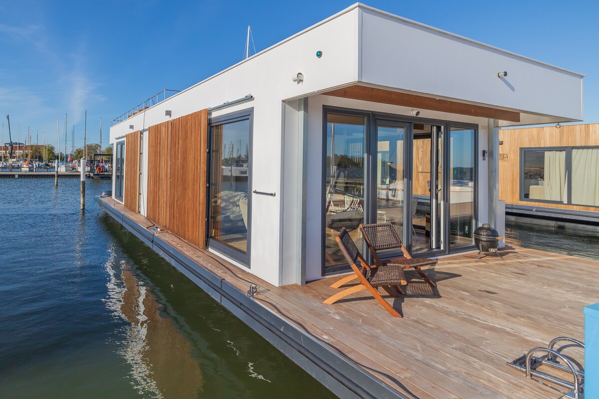 Luxury Houseboat "Liberdade" with sauna