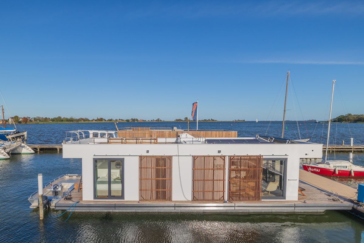 Luxury Houseboat "Liberdade" with sauna