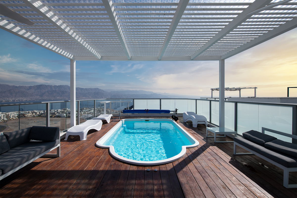 豪华顶层公寓恒温泳池，可俯瞰海湾全景，为期一个月