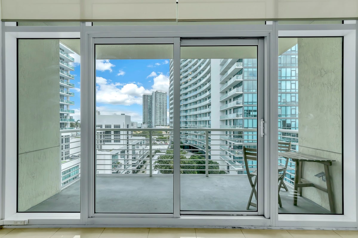 NEW! 1BR Condo w/ rooftop pool, gym & FREE parking