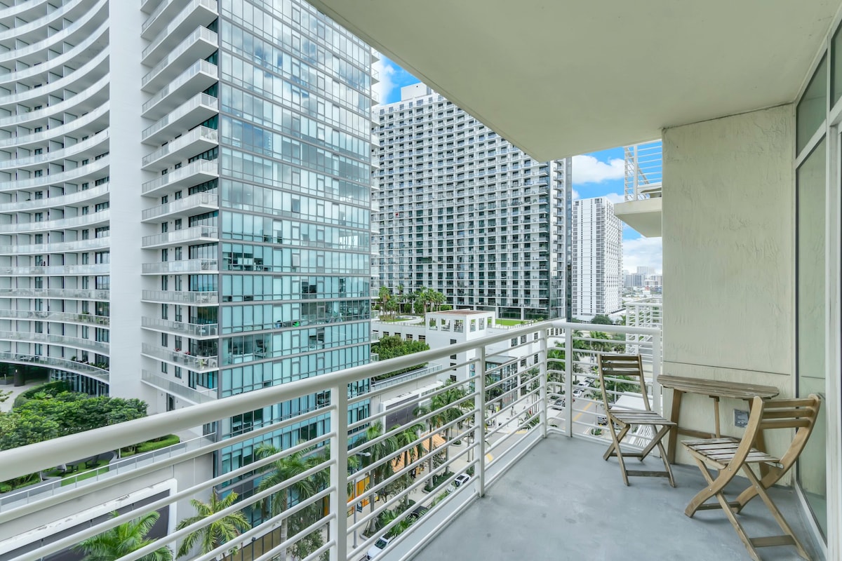 NEW! 1BR Condo w/ rooftop pool, gym & FREE parking