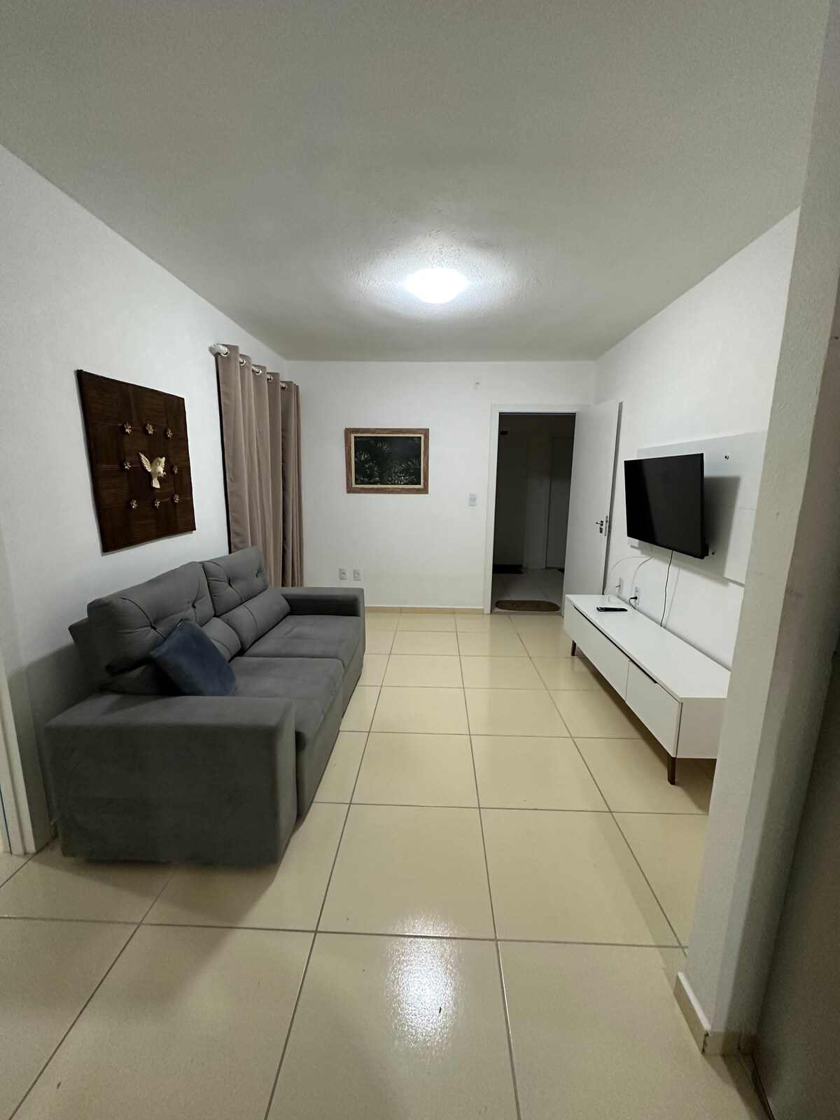 Apartamento 2/4, 1 suíte, varanda e com ar.