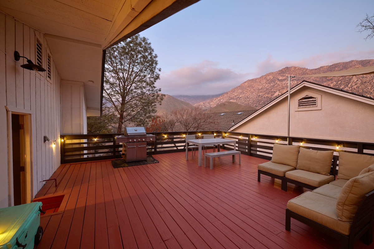 Family Deck House with gorgeous views & Game room