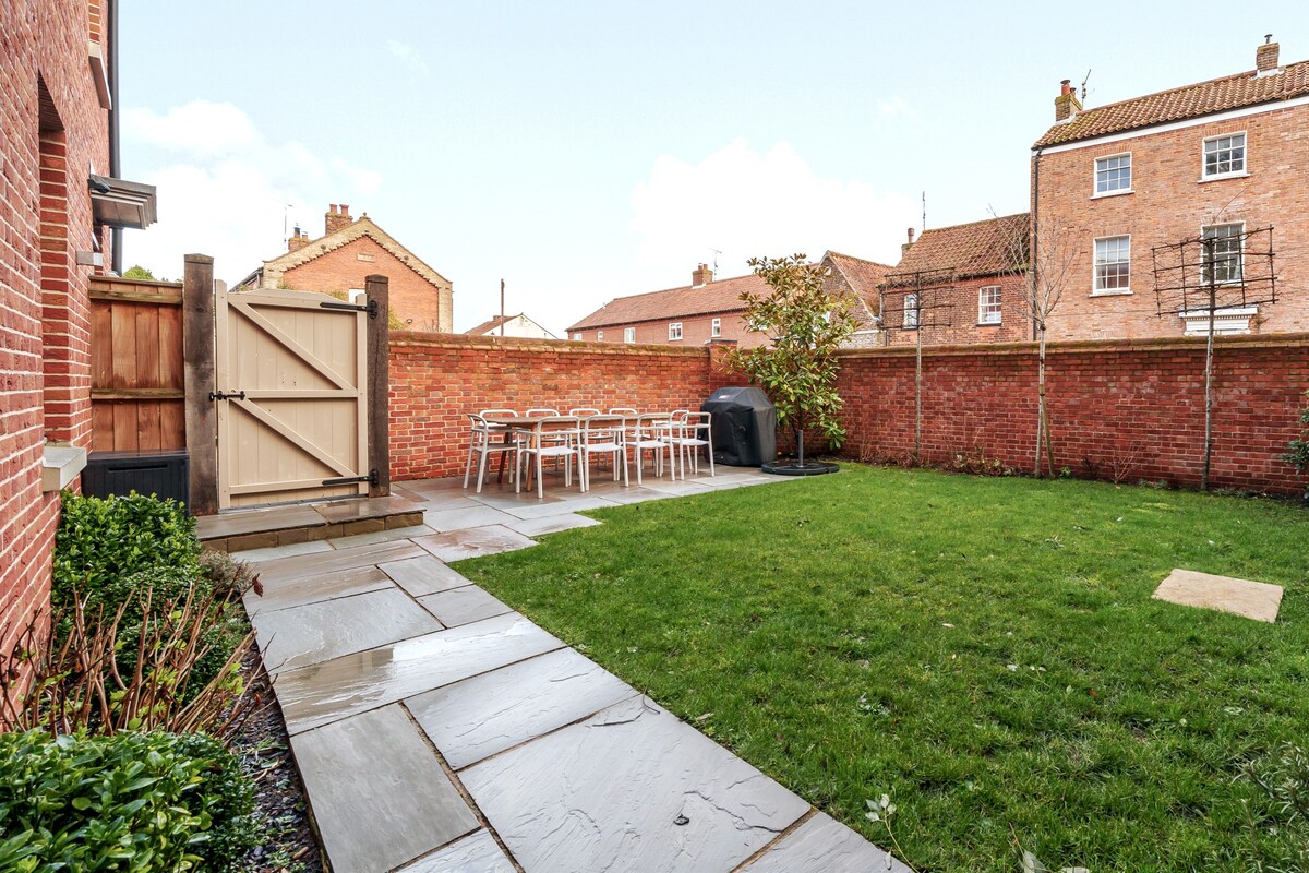 Large 5 Bedroom house in centre of Burnham Market.