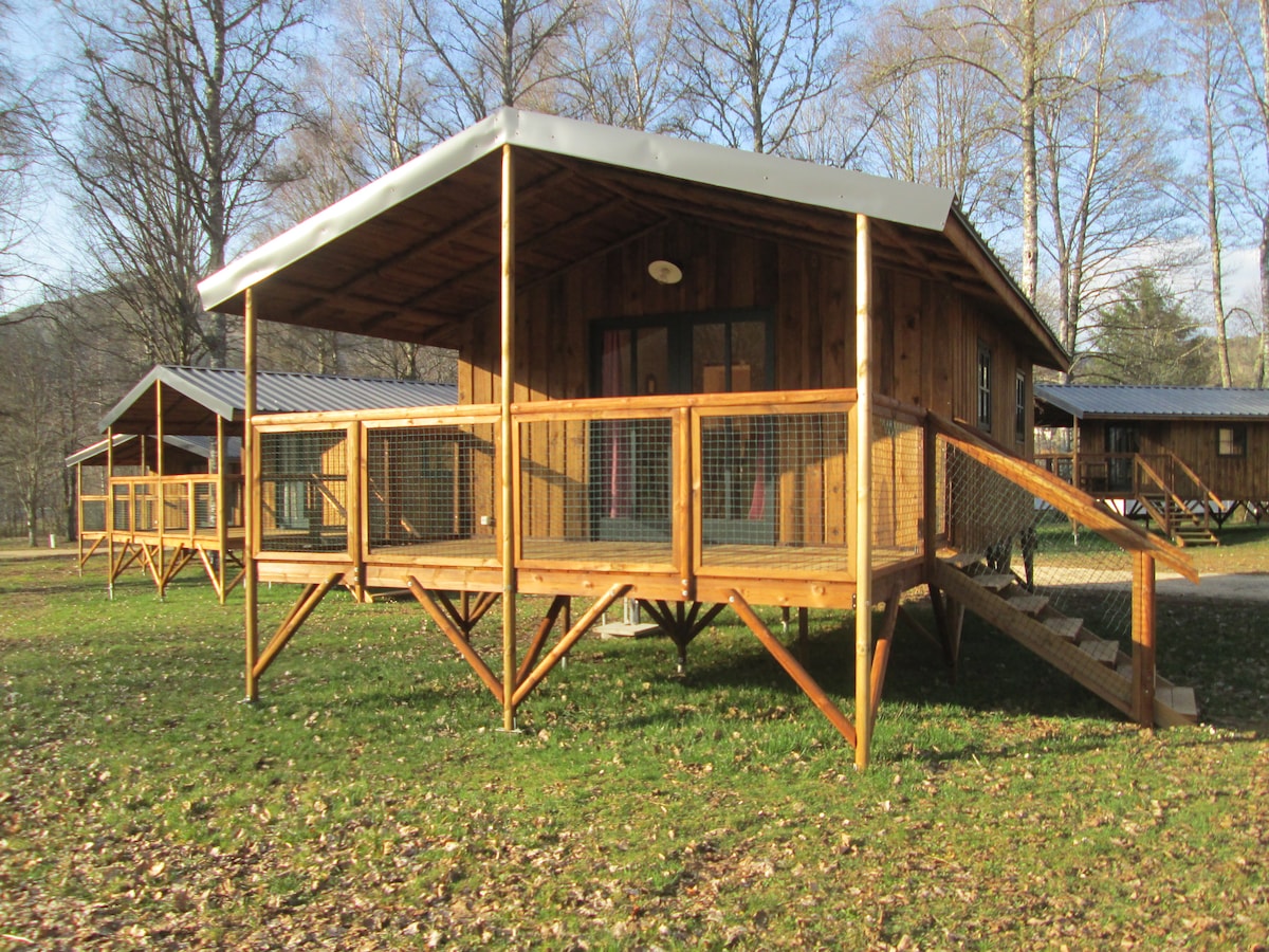 Cabane tout confort. Condat à 25 mn de Super-Besse