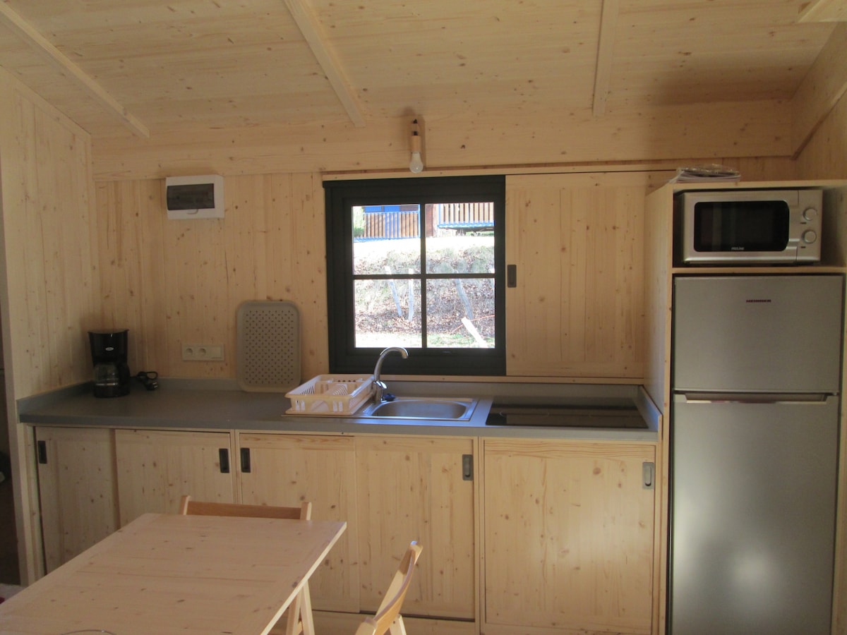 Cabane tout confort. Condat à 25 mn de Super-Besse