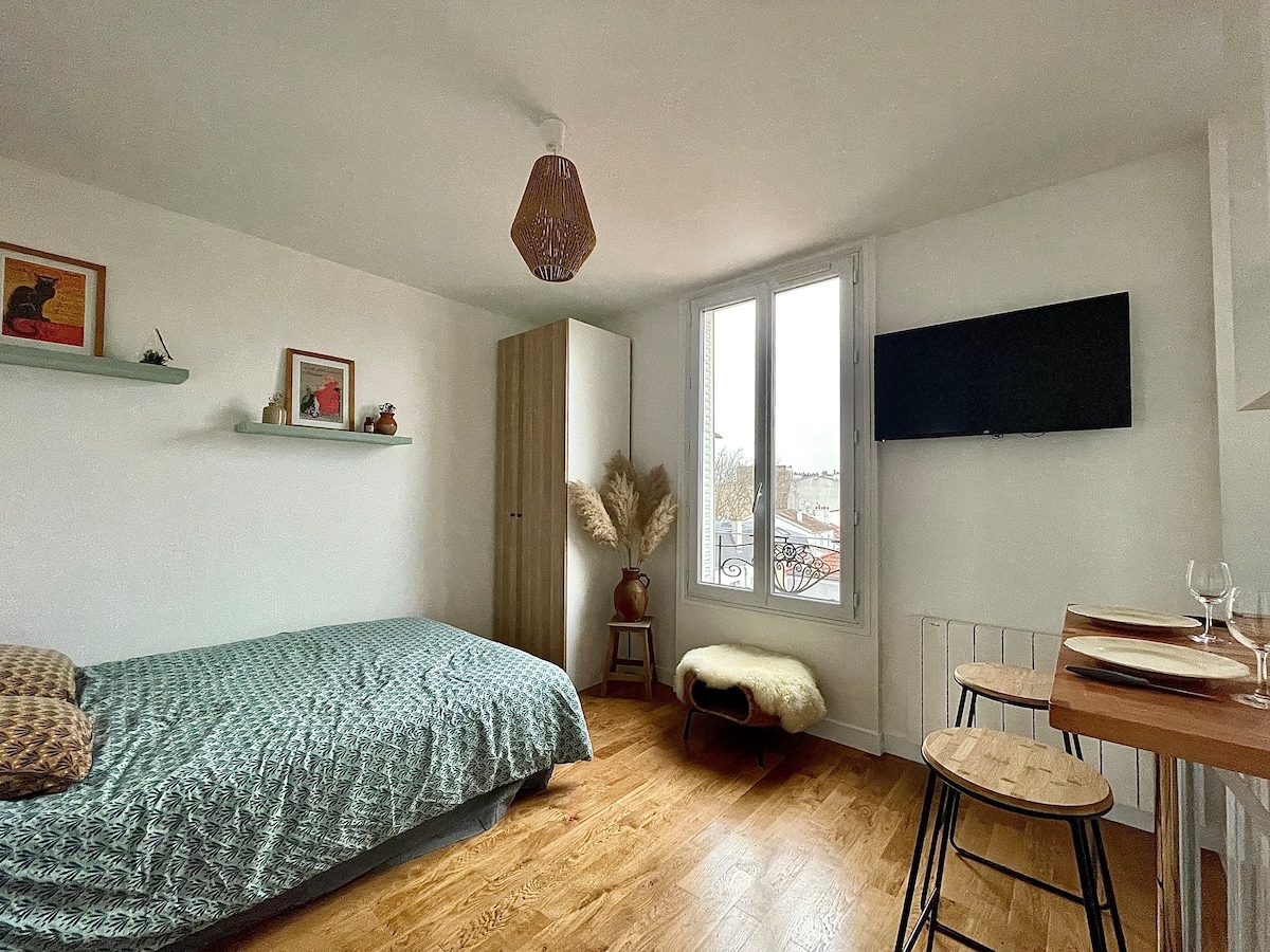 位于巴黎郊区的单间公寓。