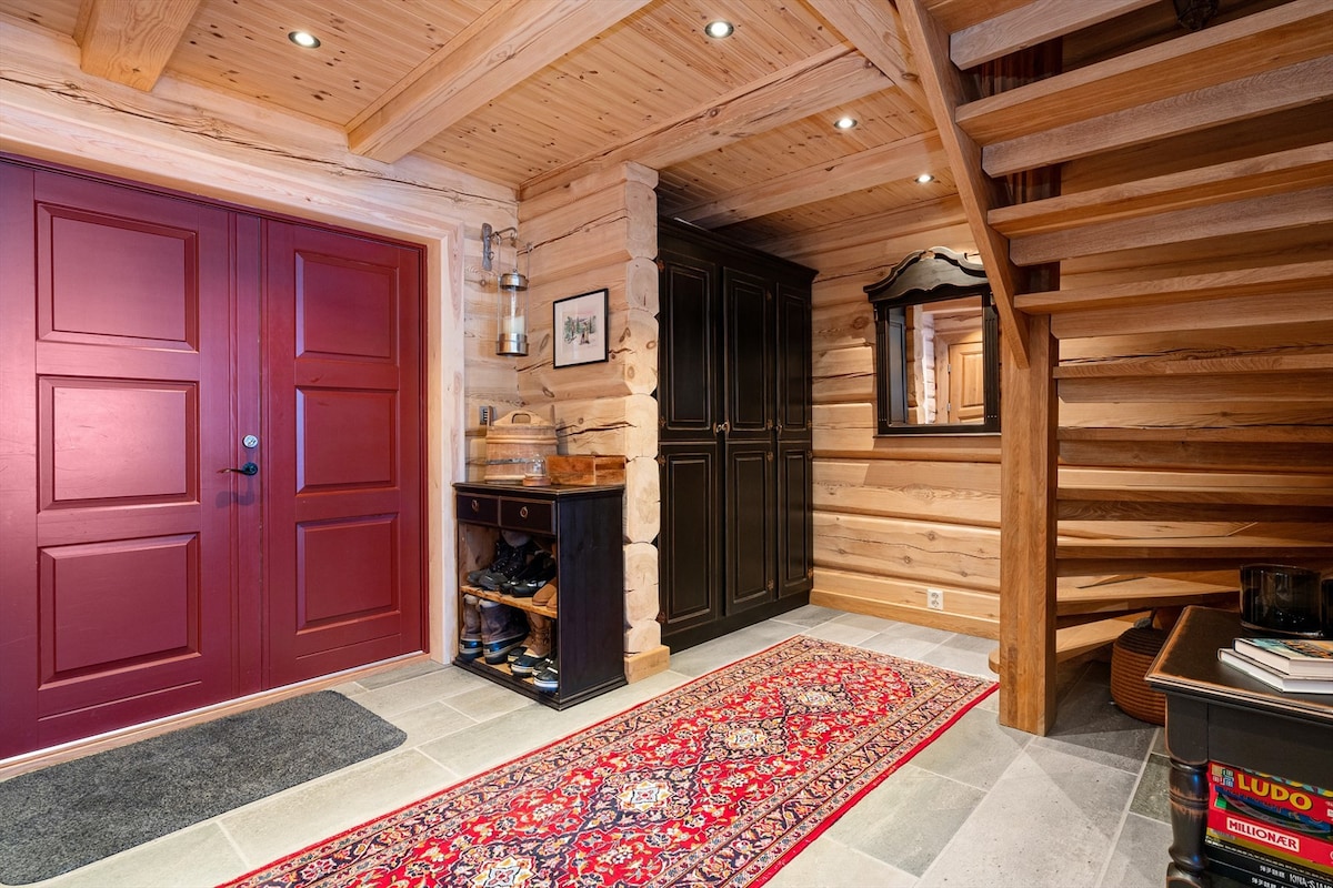 Luxorious cabin with 5 bedrooms, jacuzzi and sauna