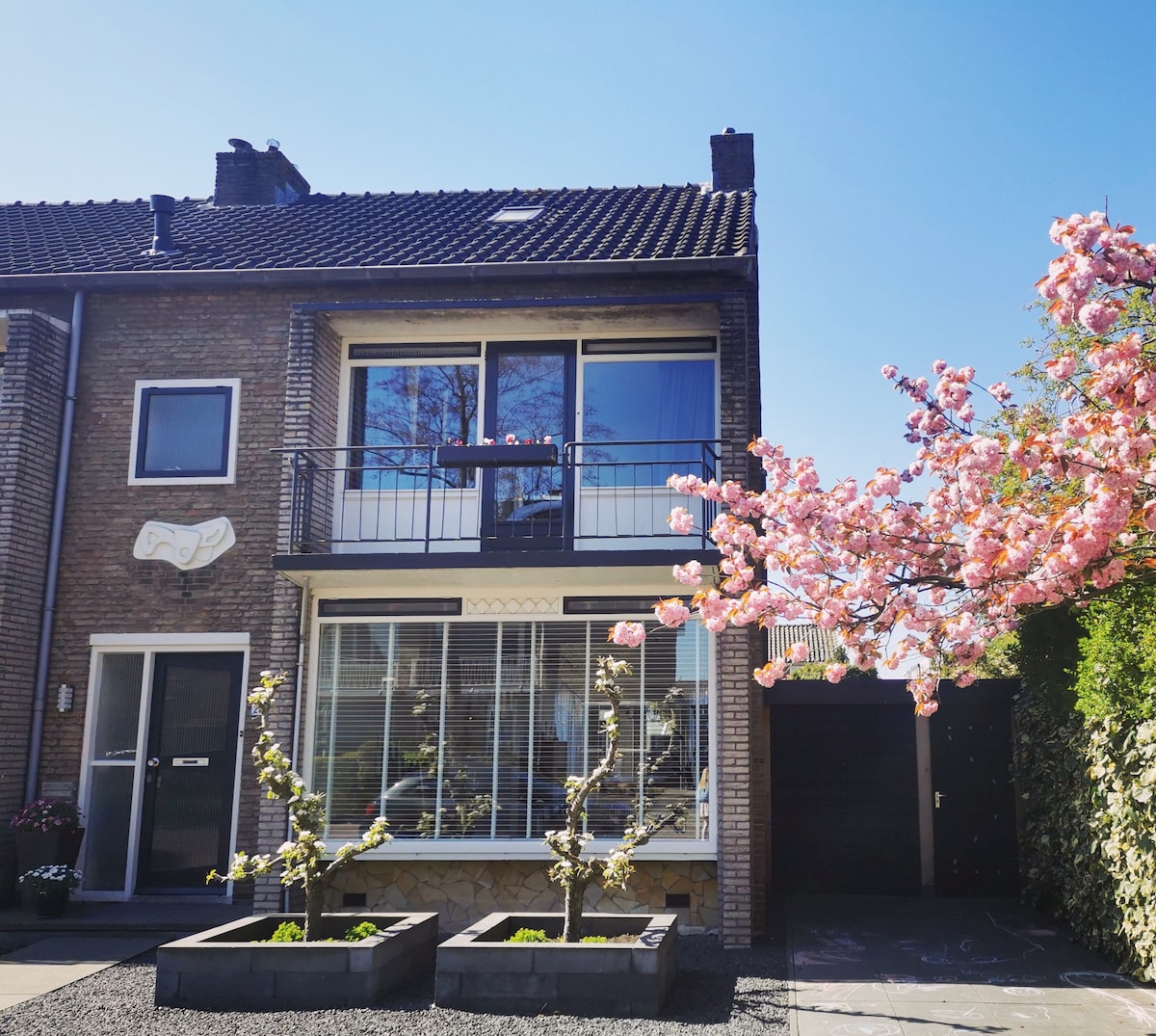 Ruime hoekwoning in Zwijndrecht!