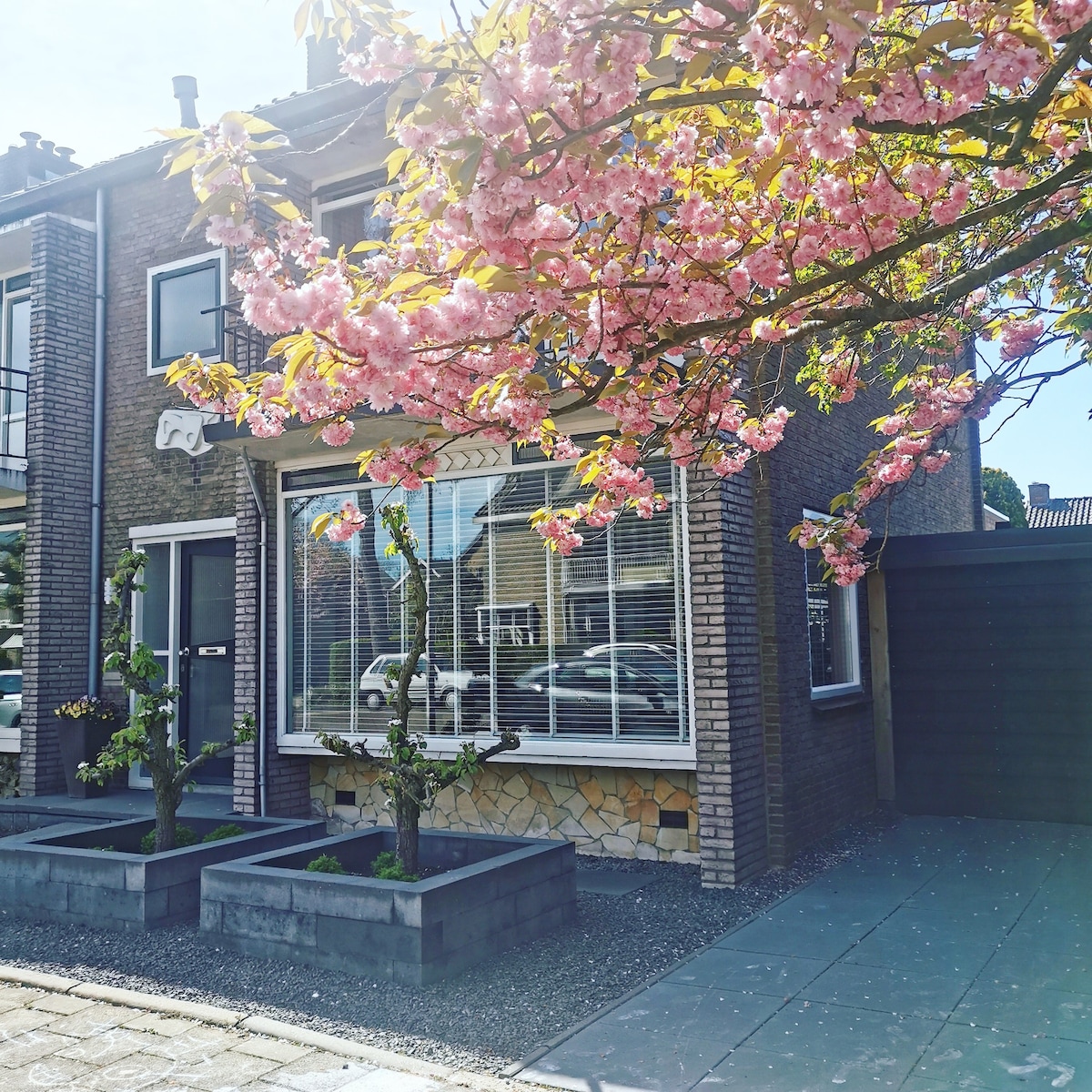 Ruime hoekwoning in Zwijndrecht!