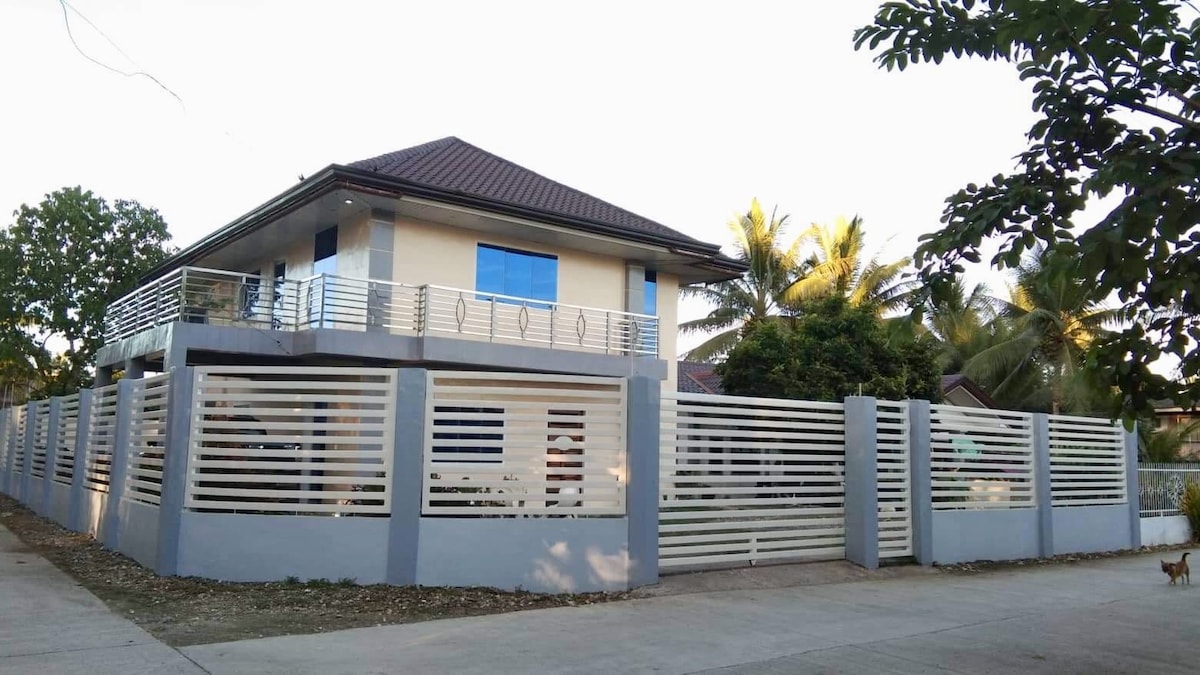 2-storey home nr Enchanted River