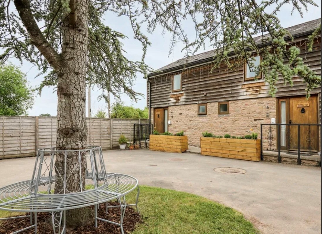 Beekeepers Cottage, walkers paradise (one of two)