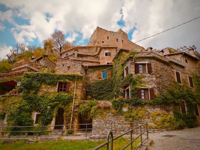 Castelvecchio di Rocca Barbena的民宿