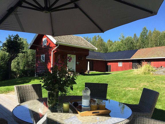 Idyllisk Torp på solrik tomt med skog og innsjø