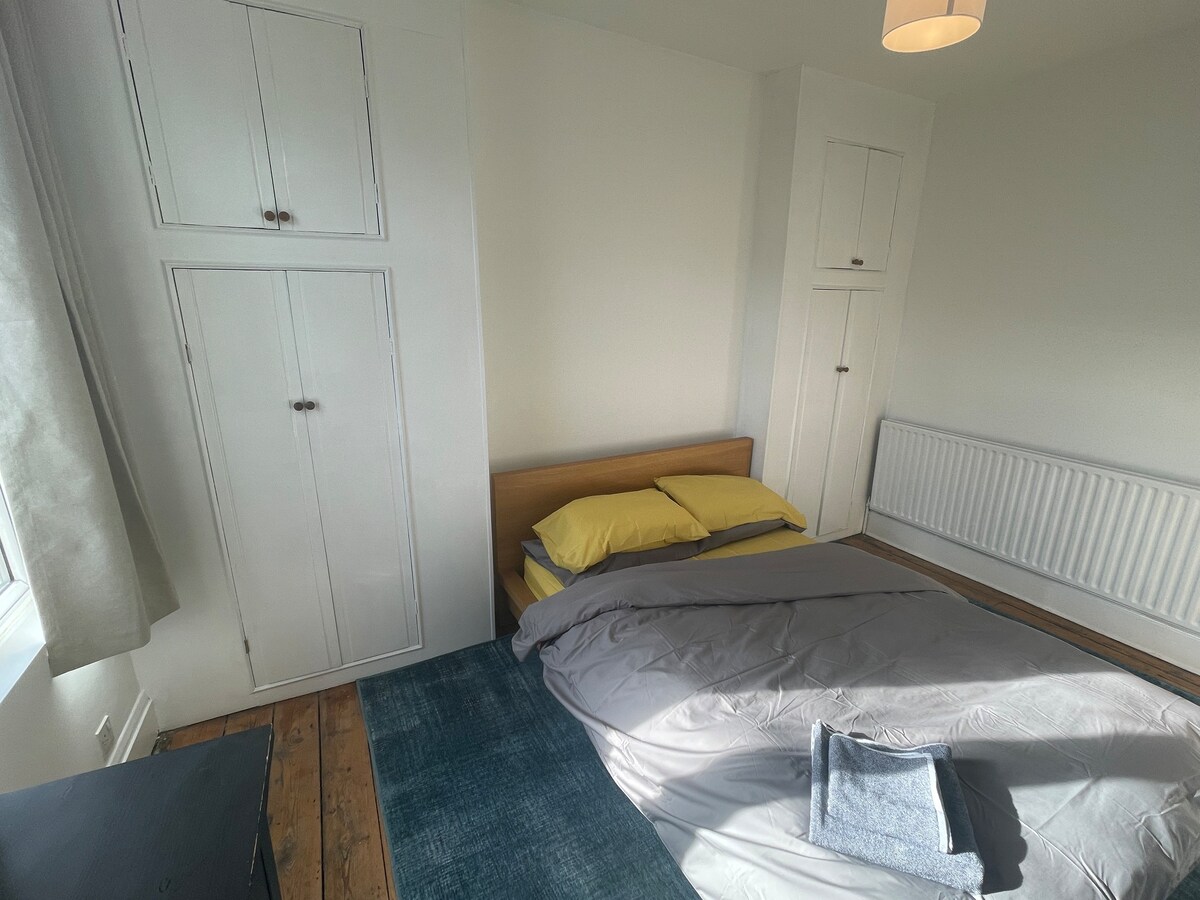 Double Room in Spacious Flat.