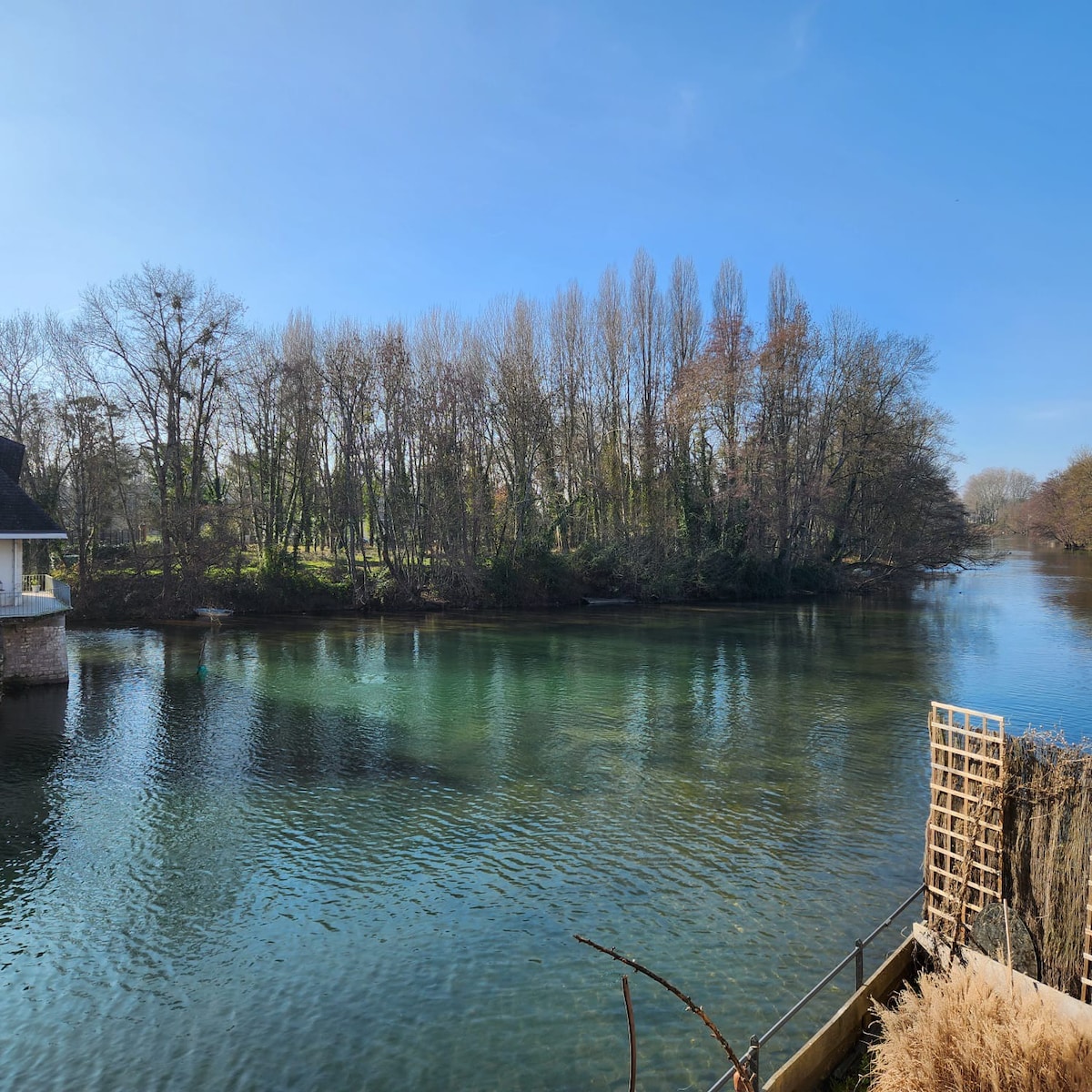 Dans moulin au bord du Loiret, appartement cosy