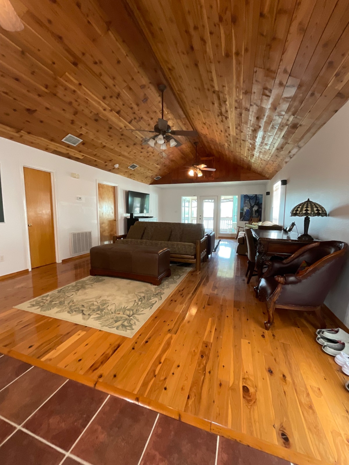 Peaceful & Fully Equipped 2 Bd home with Pier