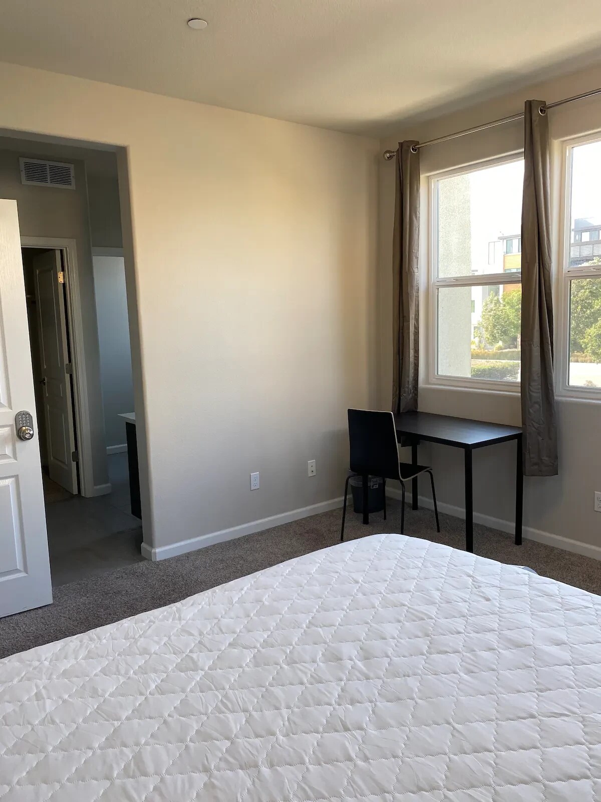 Master bedroom 5m walking to Dublin BART w/view