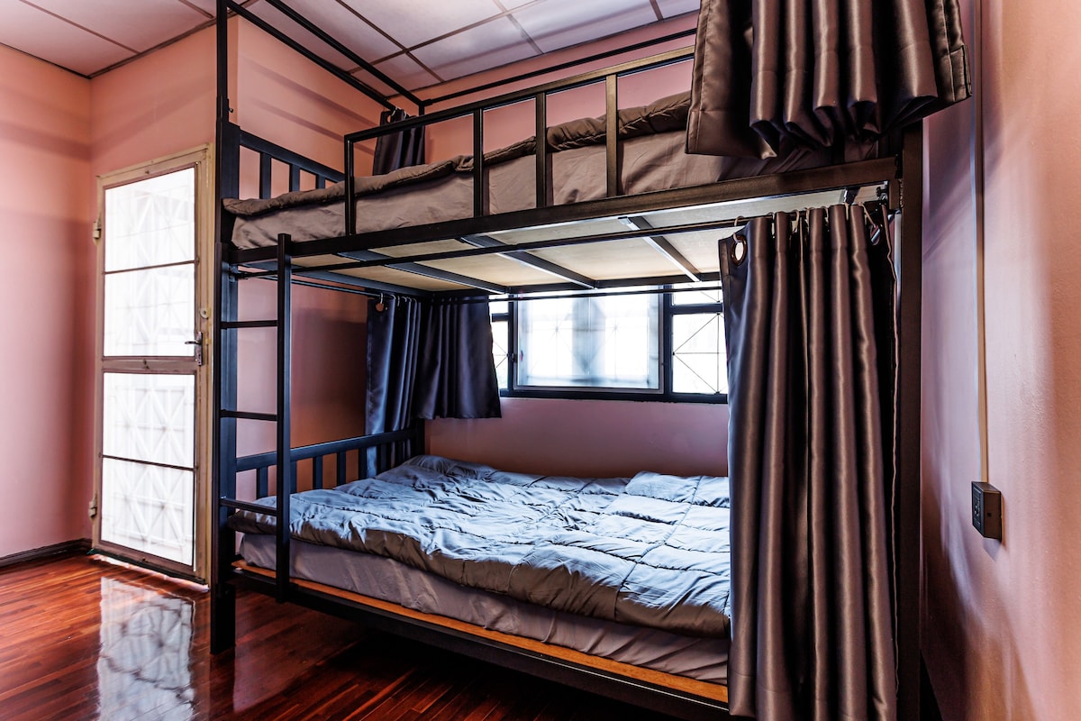 旅舍混合宿舍带共用卫生间的床位