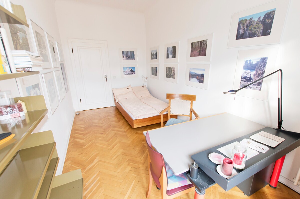 Schönes Zimmer mit Balkon im 4. Stock mit Aufzug