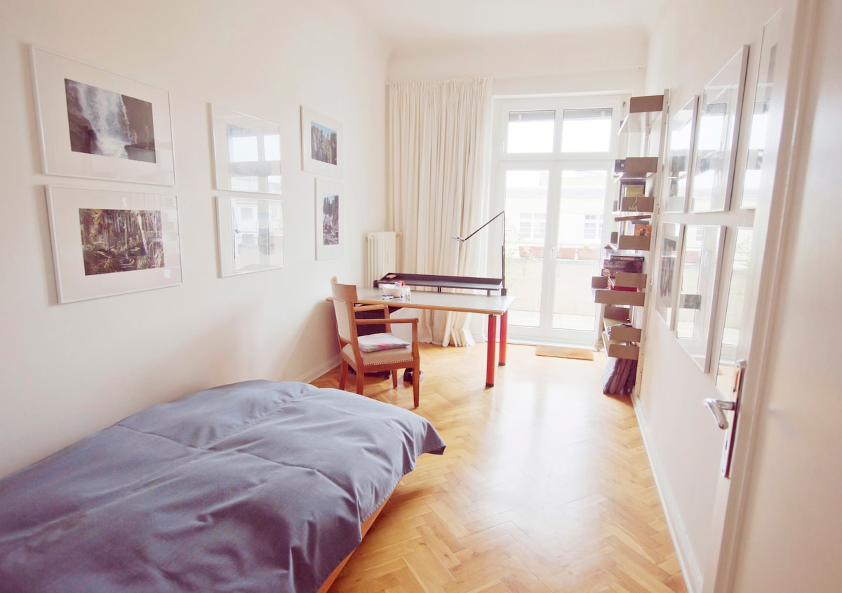 Schönes Zimmer mit Balkon im 4. Stock mit Aufzug