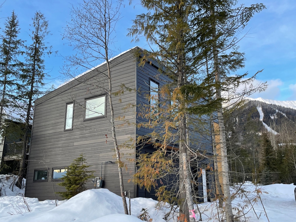 Brand-new ski-in apartment | Private hot tub | AC