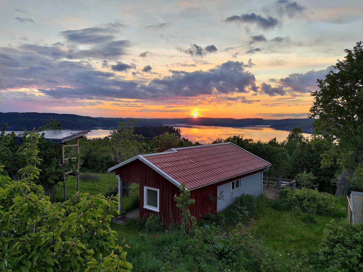 Stuga vid naturreservat och sjö