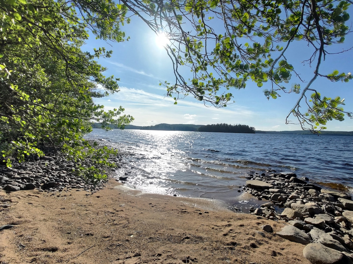 Stuga vid naturreservat och sjö