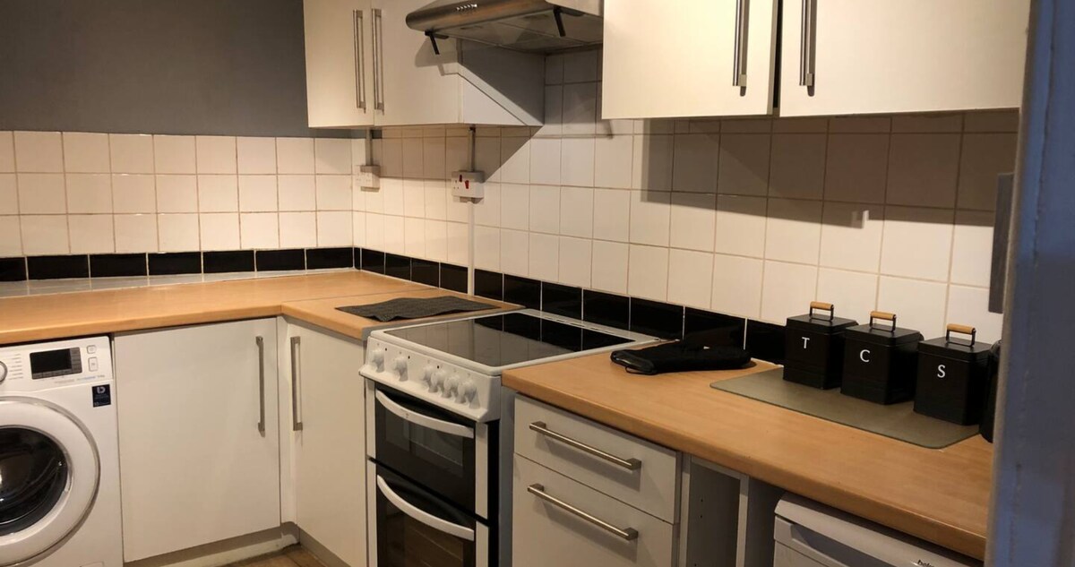Contractors Cove 2 Bed House Town Centre Location