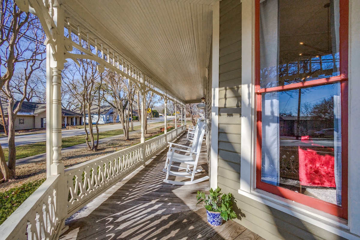 Charming Victorian Home: Modern & Central Rockwall