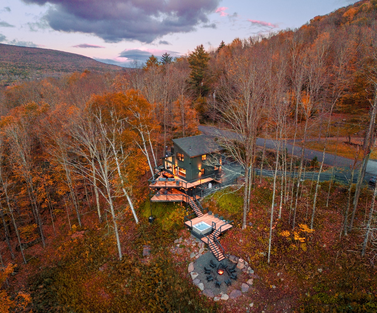 Modern Treehouse w/ Spa, Walk to Hunter Mtn.