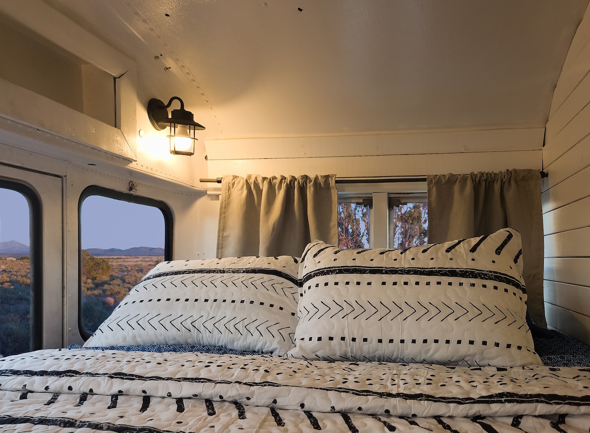 Desert Pearl, The Grand Canyon Glamping Bus!